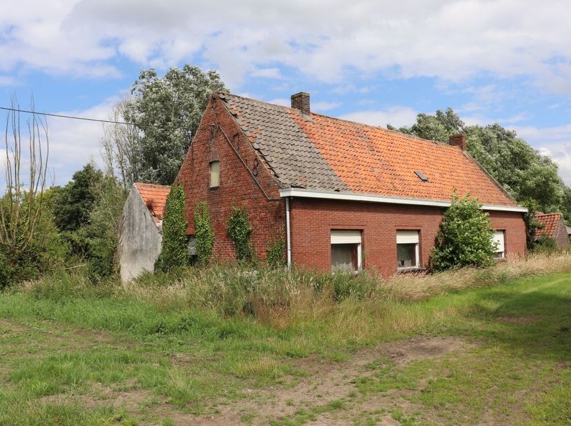 Prachtig en rustig gelegen hoevetje te koop te Lievegem (Zomergem)&amp;nbsp; op 6.000 m² grond.<br />
Het hoevetje ligt op 1 km van centrum Zomergem in la