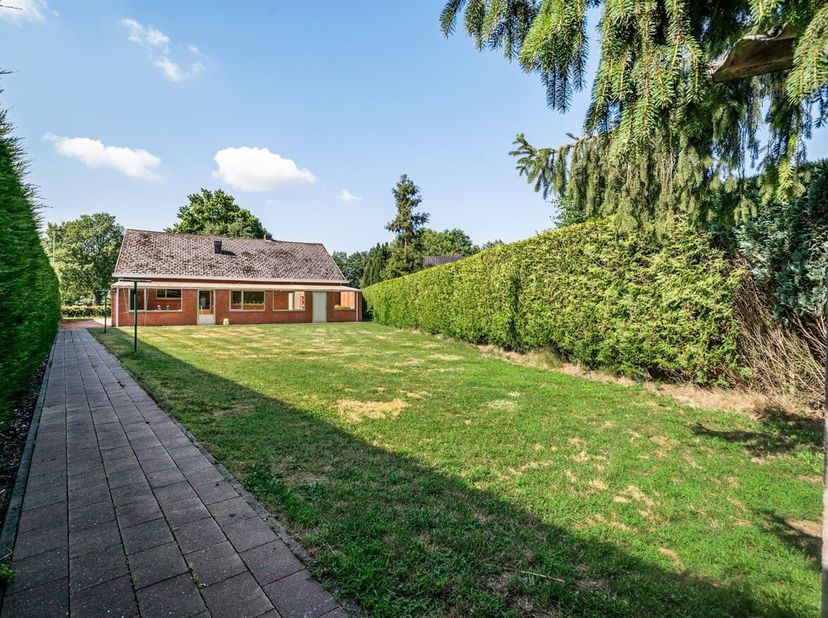 Te renoveren laagbouw met 3 slaapkamers op 904m²<br />
Gelijkvloers:<br />
Via de inkomhal betreden we de woning, die toegang biedt tot de ruime leefr