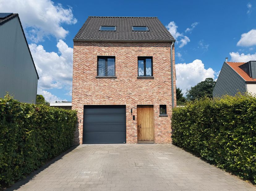 Découvrez cette maison familiale moderne et économe en énergie, construite en 2018, offrant une superficie habitable de 208 m² sur un terrain de 302 m