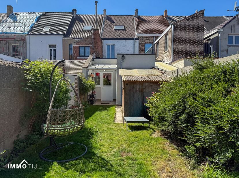 Deze gezellige en instapklare woning verwelkomt u via de inkomhal en biedt op het gelijkvloers een lichtrijke woonkamer met eetplaats, een praktische