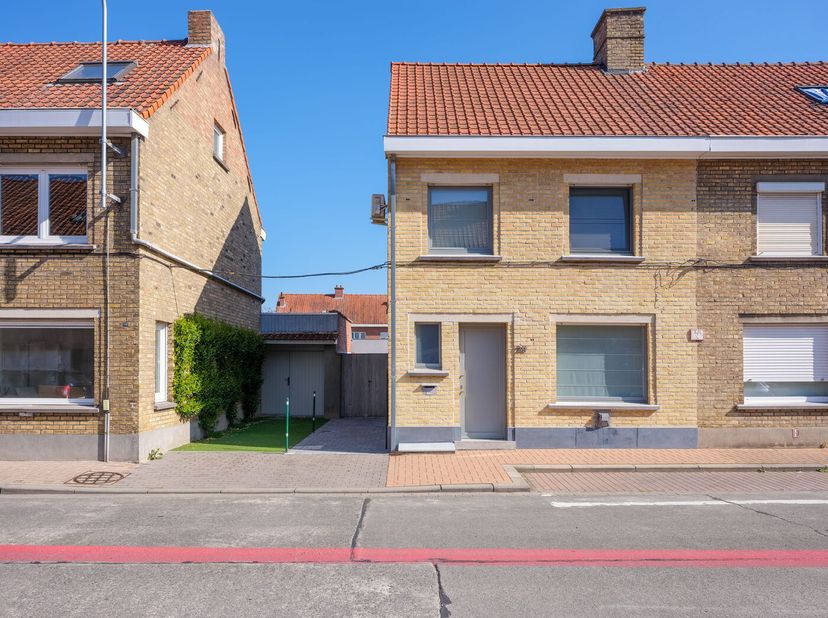 Zin om rustig en toch centraal te wonen in het hartje van Ingelmunster? Deze charmante halfopen woning ligt op een aangenaam perceel van 167 m² in een