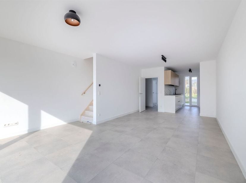 Élégante et spacieuse maison mitoyenne économe en énergie comprenant 3 chambres, située dans un quartier calme<br />
Situation : Cette maison moderne