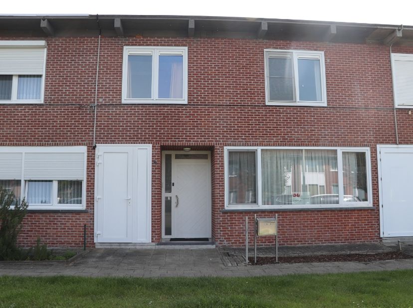 Gunstig gelegen woning op wandelafstand van verschillende winkels, scholen en het openbaar vervoer!&amp;nbsp; Dit huis bevindt zich in een rustige straat,