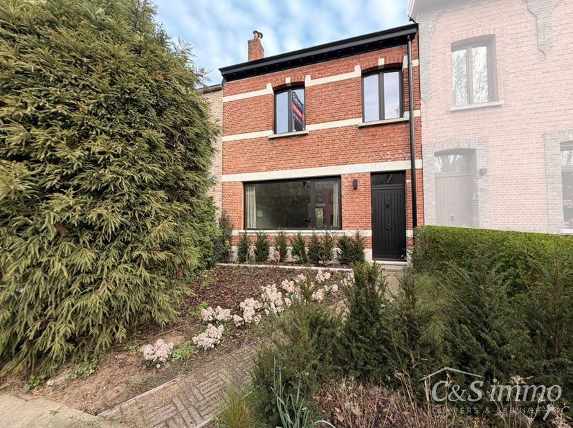 Cette maison rénovée avec goût est située dans l'agréable quartier résidentiel de Mariaburg, à quelques pas des commerces et des transports en commun.