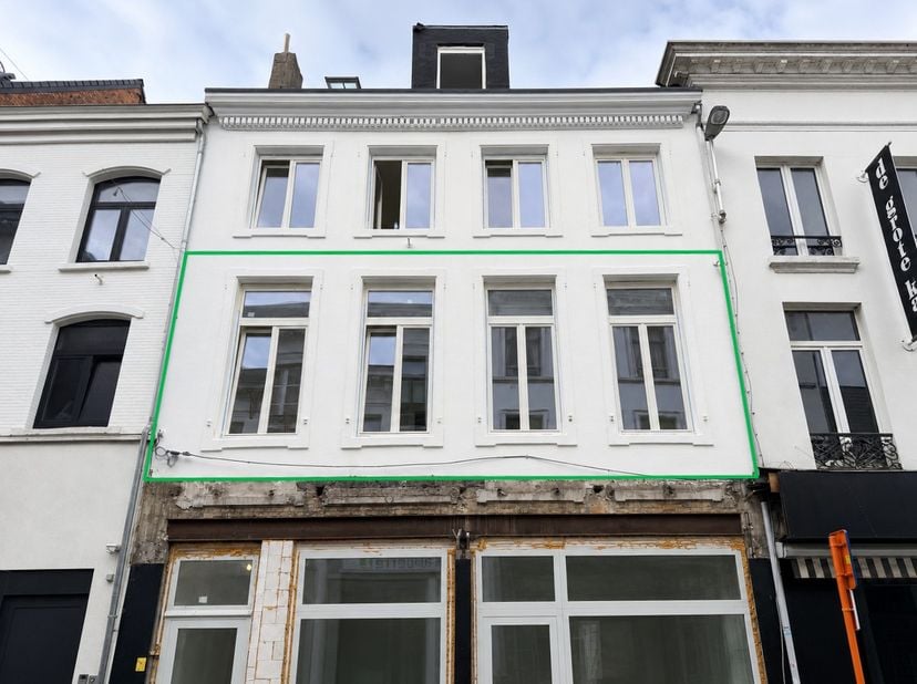 Welkom in dit prachtig gerenoveerd&amp;nbsp;appartement gelegen aan de Rechtestraat in Lier. Met de grote markt en de stadsvesten op wandelafsand spreken