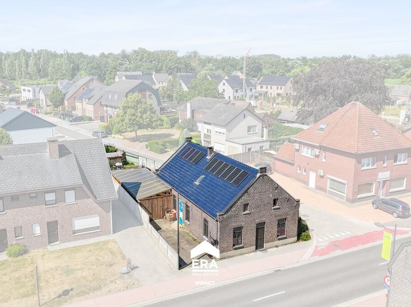 Gelegen in het rustige Lozen, deelgemeente van Bocholt, bevindt zich deze open bebouwing op een perceel van 598 m². Dankzij de vlotte verbinding naar