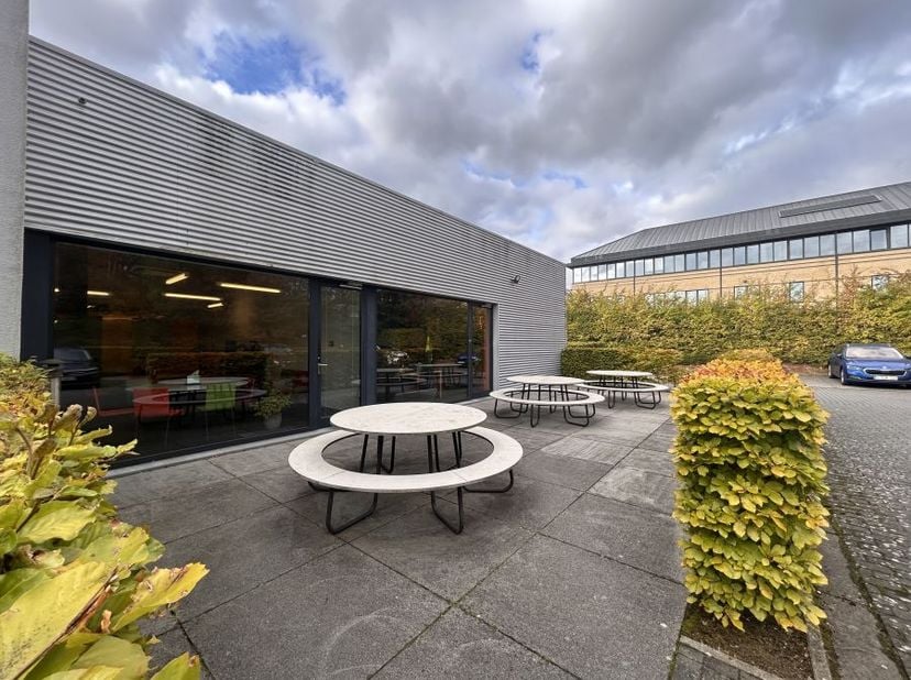 Hoogwaardig bedrijfsgebouw in Haasrode Science Park. Combinatie van kantoren en magazijn op ruim perceel met aanzienlijk uitbreidingspotentieel.<br />