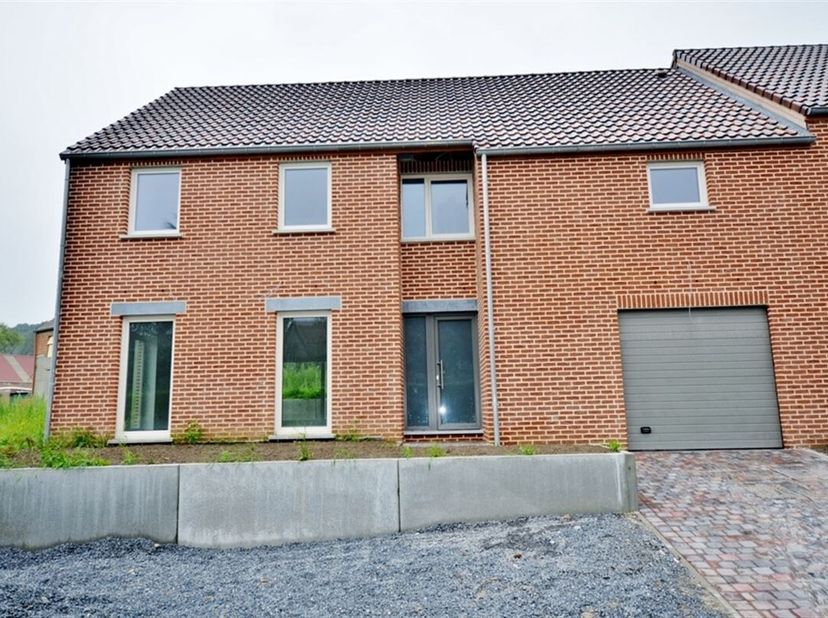 Home Expert Immo à le plaisir de vous proposer à la location une maison récente 3 façades de 2014. Elle se compose au rez d'un vaste living lumineux,