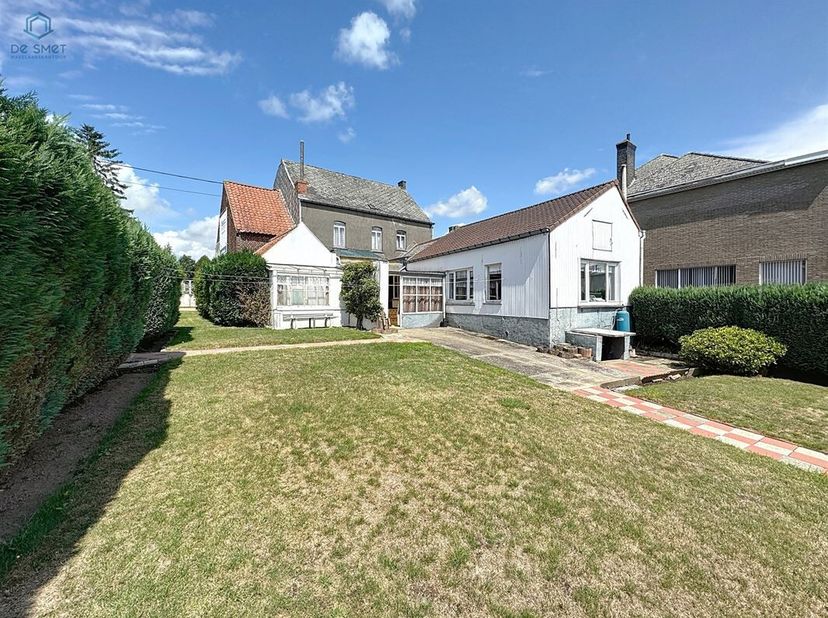 Te renoveren woning met 4 slpks, garage &amp; prachtige tuin  vlak aan station Lierde<br />
Deze ruime woning met veel potentieel is ideaal gelegen aan he
