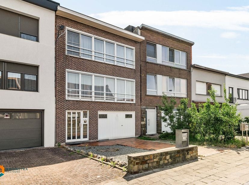 Nabij het centrum van Lier bevindt zich deze te renoveren woning met 3 slaapkamers, tuin en inpandige garage met achterliggende werkplaats.&amp;nbsp;U bev