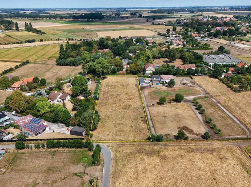 Prachtig gelegen bouwgrond zonder bouwverplichtingen.<br />
<br />
Het perceel heeft een praktische, rechthoekige vorm en beschikt over een uitweg aan