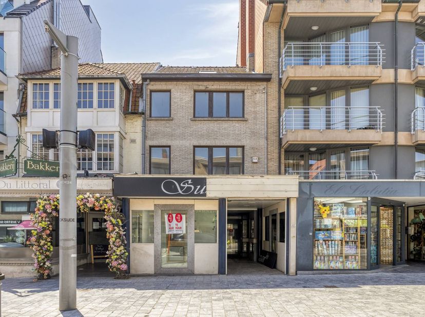 *Commerciële ruimte: Uitnodigende inkom met een grote, mooie vitrine die zorgt voor maximale visibiliteit. Het gelijkvloers is momenteel hoogwaardig i