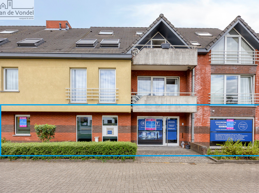 Strategisch gelegen commercieel gelijkvloers (kantoor/2 appartementen) van ca. 270 m² met 2 parkeerplaatsen en 2 kelders te Aalst !<br />
Ruim en veel