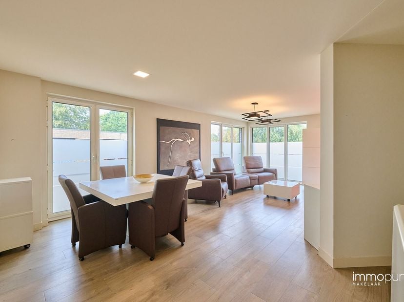Gelijkvloers appartement met 1 slaapkamer en garage in het centrum van Hamont<br />
Dit moderne appartement is gelegen in de Kempkens, op wandelafsta