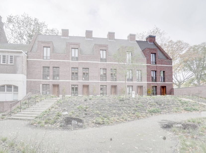 Deze instapklare nieuwbouwwoning werd in 2023 opgeleverd en maakt deel uit van het nieuwbouwproject "De Groene Wal". Typerend zijn de grote ramen die