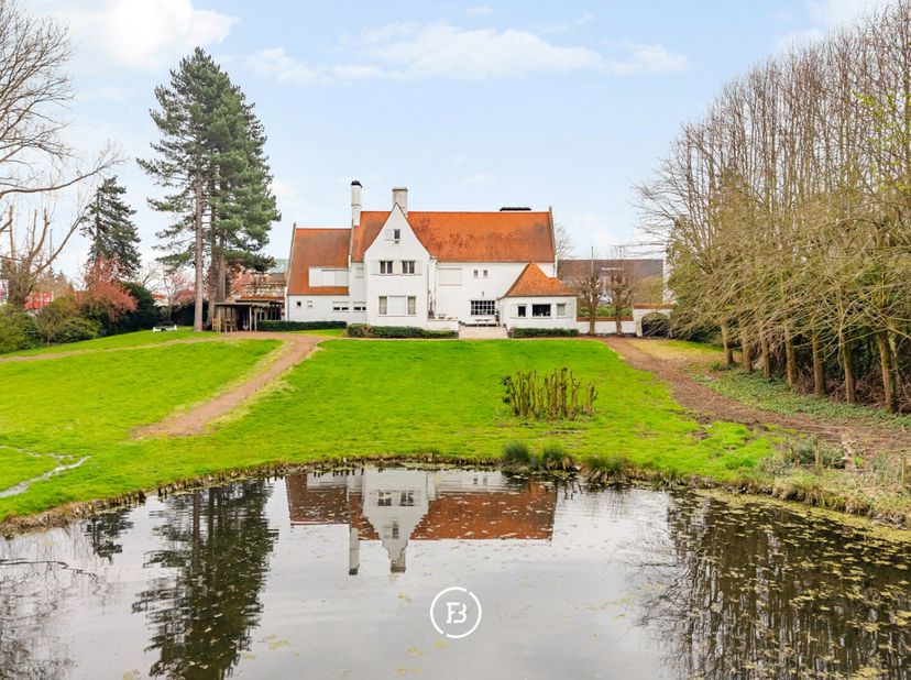Cette villa de caractère, conçue par larchitecte Luc Vierin, est située sur un domaine exceptionnel de pas moins de 1,33 hectare. La propriété respire