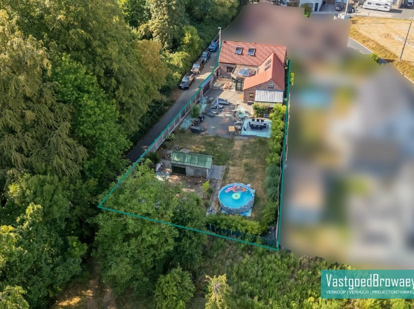 Puur genieten van rust, ruimte en natuur!<br />
<br />
Op zoek naar een woning waar je de drukte écht achter je kunt laten? Deze landelijke eigendom,