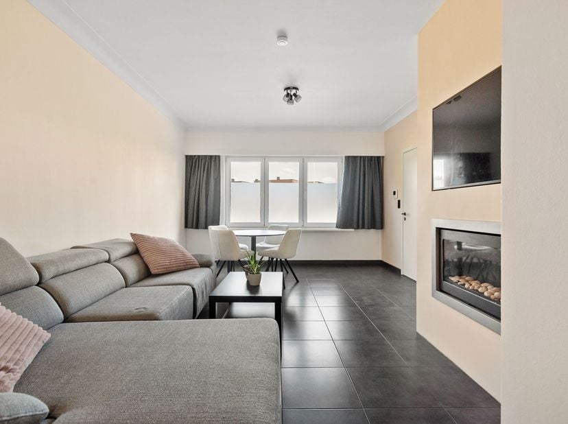 Instapklaar GLV appartement in Wijnegem !<br />
<br />
Ligging:<br />
<br />
Dit aangename gelijkvloers appartement is centraal gelegen in Wijnege