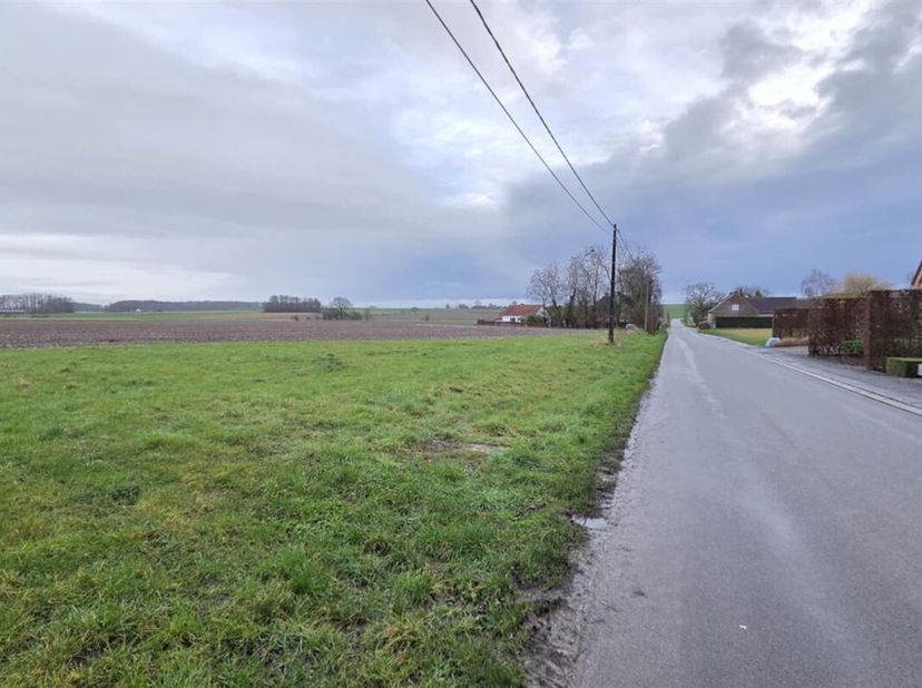 Velaines- Quartier prisé au calme - Très beau terrain à bâtir de 38 ares.<br />
Il est situé en zone d'habitat à caractère rural. Secteur très calme n
