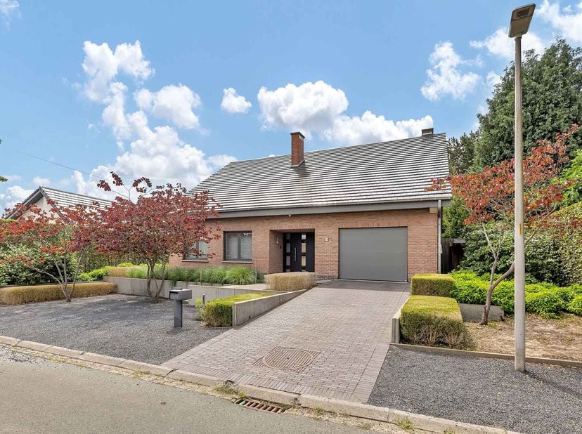 Gelegen in een rustige wijk in Liedekerke biedt Topo - Immo u deze verzorgde villa, waar ruimte, comfort en een doordachte indeling hand in hand gaan.