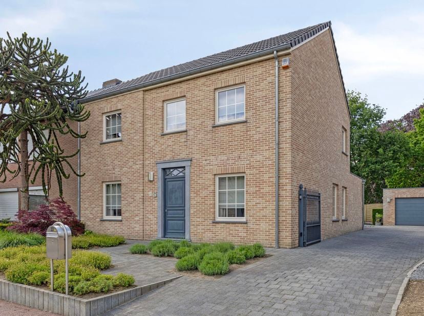 <br />
Instapklare halfopen woning op toplocatie nabij centrum van Bocholt.<br />
Op een rustige ligging, vlak bij het centrum van Bocholt, bevindt zi