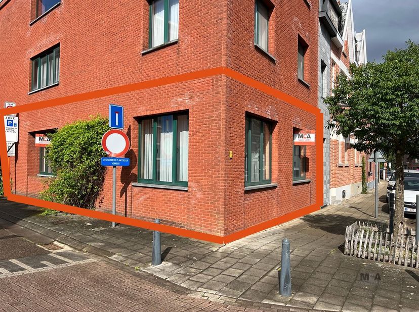 Instapklaar gelijkvloers kantoor te huur met 2 privé parkeerplaatsen