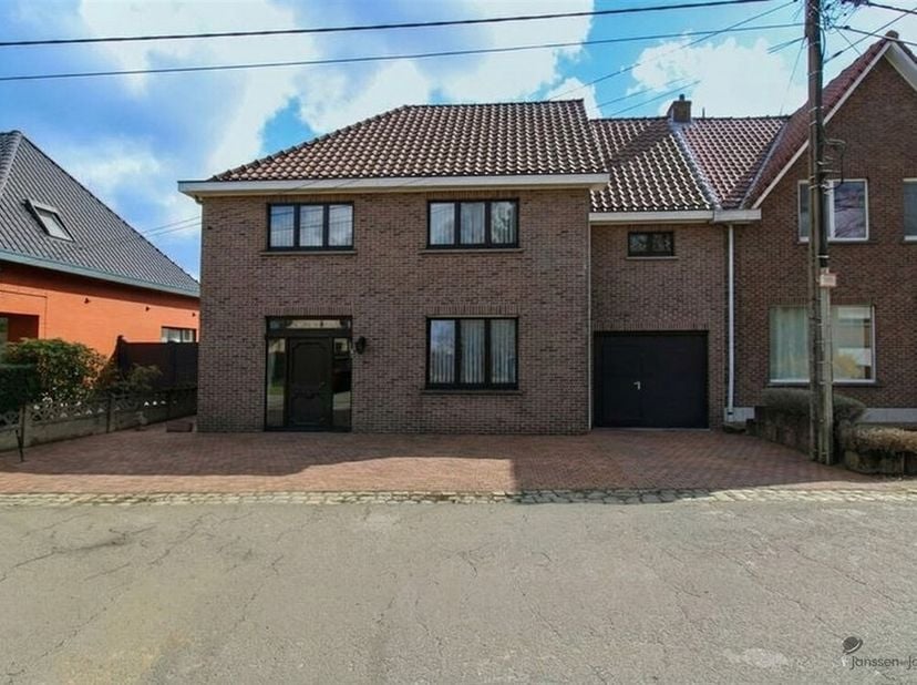 Deze woning, gelegen in een rustige straat te Nijlen, biedt tal van mogelijkheden voor wie op zoek is naar een ruime woning met renovatiepotentieel. E
