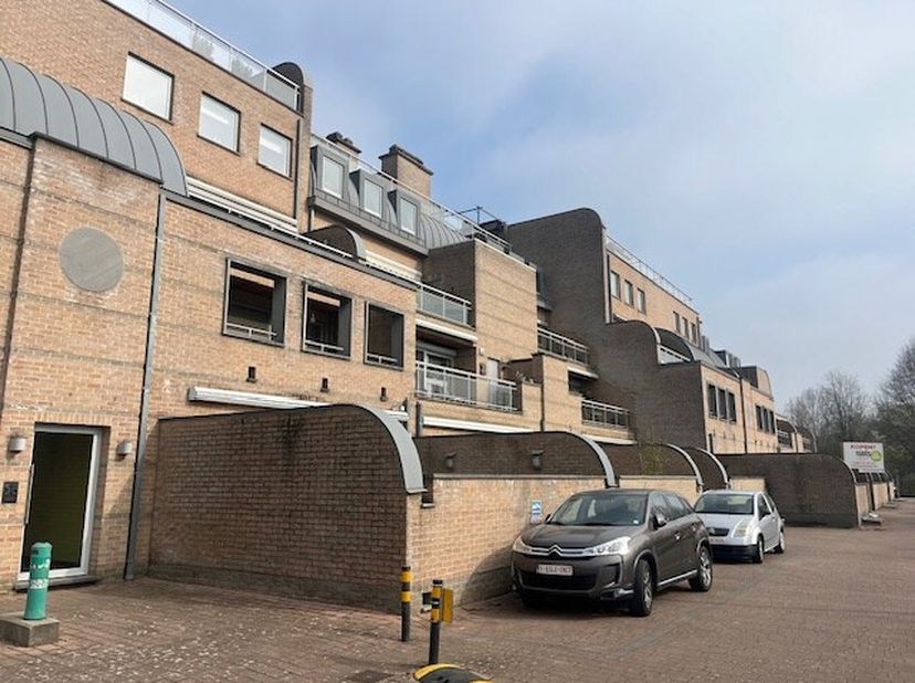 Dit mooi appartement, gelegen in het centrum van Zolder heeft een mooie leefruimte met open volledig ingerichte keuken met hiernaast de berging, een p