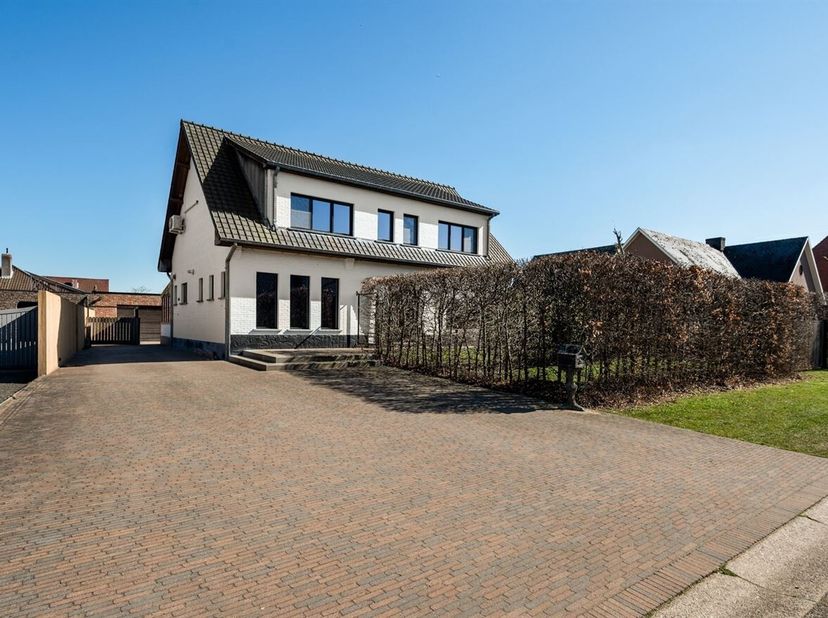 Ruime instapklare woning op 9a 69ca<br />
Deze woning werd volledig gerenoveerd in 2015 en afgewerkt met kwaliteitsvolle materialen. <br />
Ligging: R