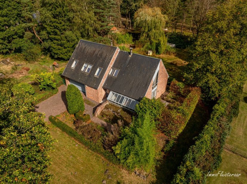 Wil je landelijk wonen maar niet geheel afgezonderd zitten? Dan is dit eigendom misschien wel jouw ideale, nieuwe thuis!<br />
<br />
Dit eigendom is