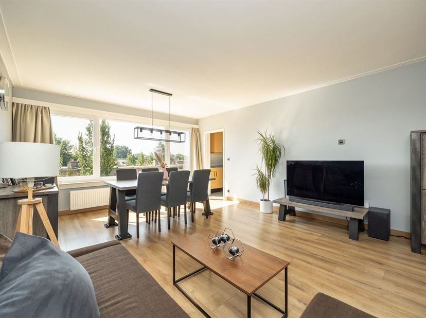 Bent u op zoek naar een instapklare woning in een rustige, groene omgeving? Dit verzorgde appartement op de derde verdieping van een solide gebouw uit