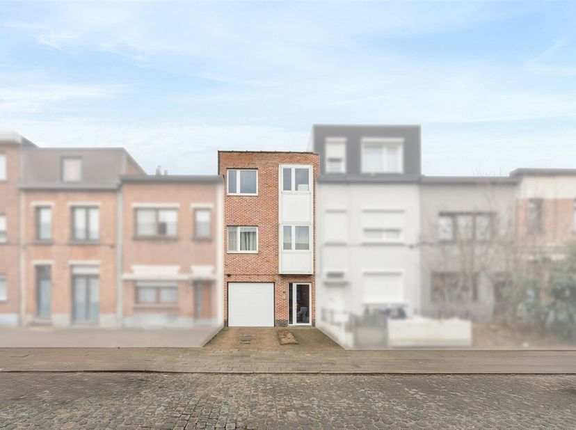 Unieke investeringsmogelijkheid op een uitstekende locatie in de Ramskapellestraat, een zijstraat van de Diksmuidelaan in Berchem! Dit volledige opbre