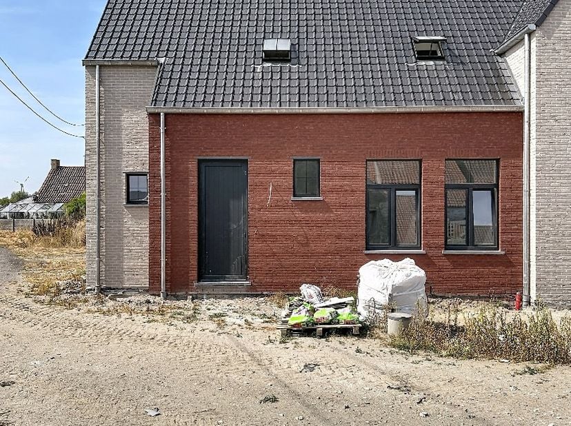 Deze nieuwbouwwoning bestaat uit: inkomhal - toilet - living - keuken - terras - tuin - wasplaats - berging - nachthal - 4 slaapkamers - badkamer - zo