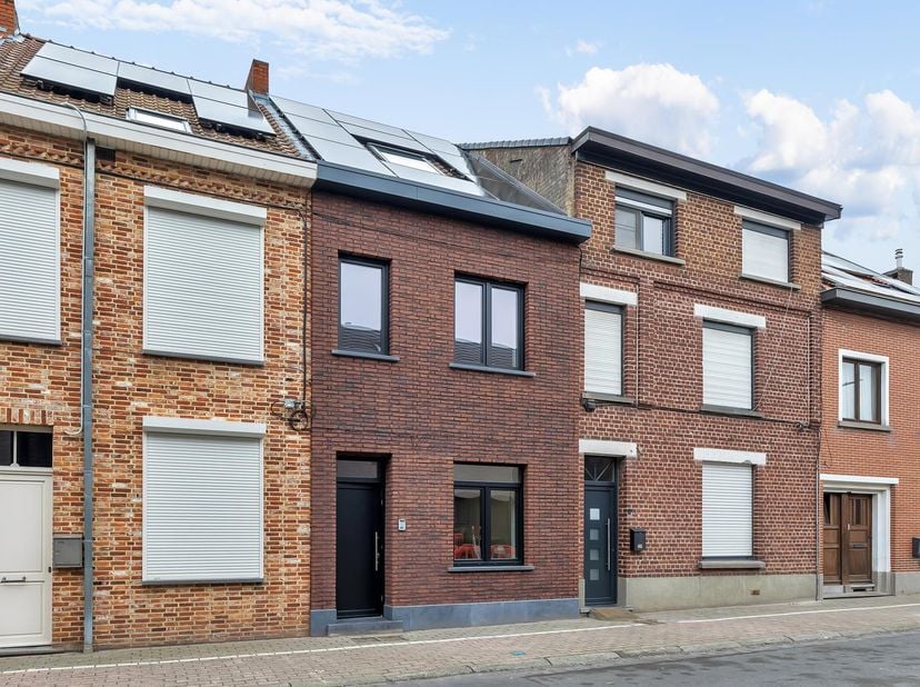 Voor meer info of een bezoek, bel 02 884 23 25 - Topo-Immo biedt u deze volledig gerenoveerde rijwoning aan, op een perceel van 3 are en volledig afge
