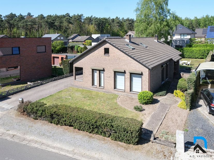 Ruime vrijstaande woning in Helchteren<br />
<br />
Deze ruime woning met 4 slaapkamers vinden we terug te Helchteren op een centrale doch rustige l