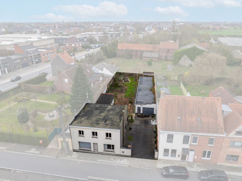 Op zoek naar een ruime woning met werkplaats of hobbyruimte? Dit is de kans! Deze kloeke te renoveren woning in Beveren-Leie beschikt over 5 slaapkame