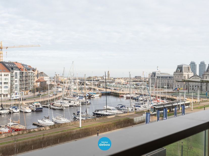 Appartement exclusif situé au 4ᵉ étage de la prestigieuse résidence Sky Harbour, en bord de marina et à distance de marche de la gare. Il offre une vu