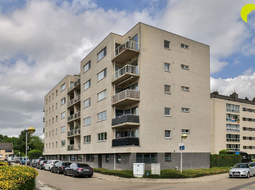 Dit ruime en strak afgewerkte appartement gelegen in Hoboken  is ideaal voor gezinnen, starters of wie ruimte zoekt.<br />
<br />
Bij binnenkomst ve