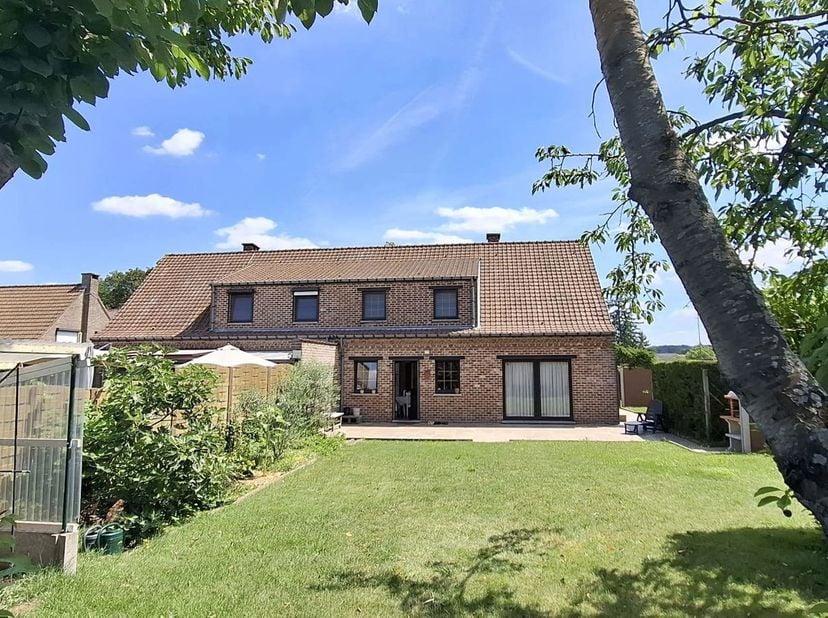 Maison à trois façades très bien entretenue qui, de par son emplacement, convient également parfaitement à une activité libérale ou indépendante.  La