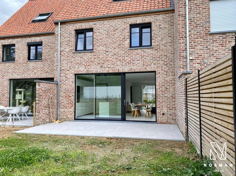 Welkom in deze gezellige BEN-nieuwbouwwoning gelegen op de grens van Kuurne en Bavikhove!<br />
We komen deze eigentijdse, strak-landelijk ingerichte
