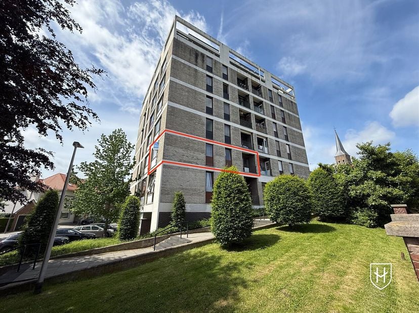 1-Slaapkamerappartement met autostaanplaats en kelderberging, gelegen in Lanaken-Centrum, op loopafstand van alle voorzieningen die het centrum te bie