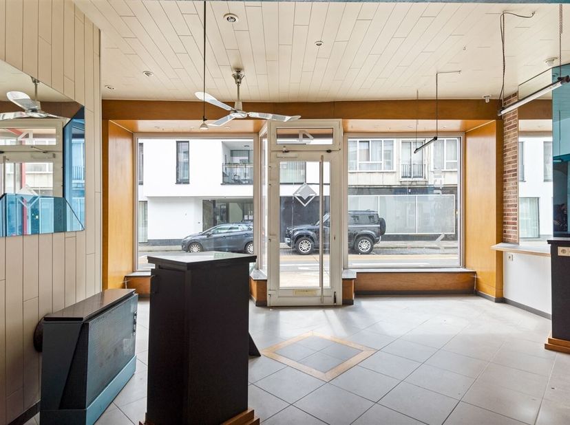 Handelspand met woonst (voormalig kapsalon) op centrale ligging in Aalst<br />
Ligging<br />
Dit pand geniet van een centrale ligging in Aalst, op wan