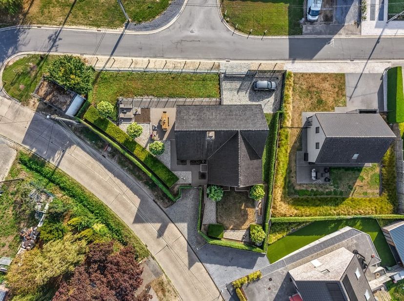 Op de Rummenweg 119 in Herk-de-Stad bevindt zich deze bijzonder ruime en goed onderhouden woning, gelegen op een mooi perceel van 8a 15ca. Met een ind