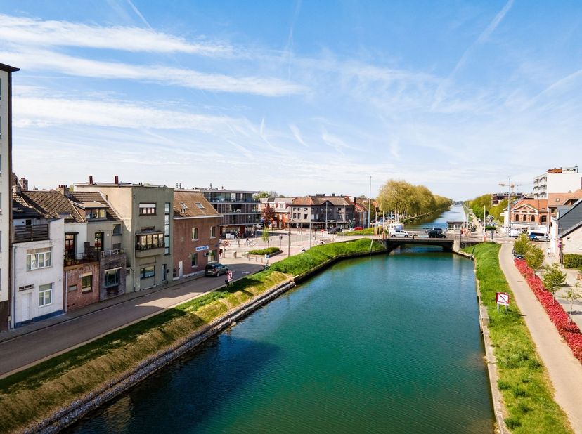 Op zoek naar een charmante, volledig gerenoveerde woning op een toplocatie? Deze instapklare stadswoning biedt een uniek open zicht op de Leuvense Vaa