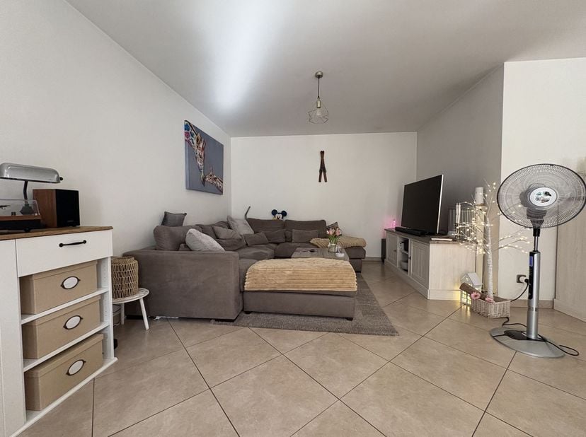Ruim appartement met 3 slpks terras en garage<br />
<br />
Ligging: Het appartement is gelegen in het centrum van Grobbendonk, op wandelafstand van