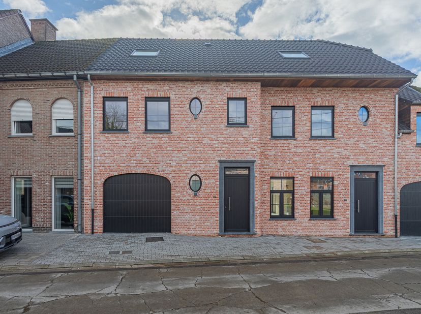 LEDE - Bent u op zoek naar een moderne, stijlvolle en energiezuinige woning op een uiterst rustige locatie nabij het centrum van Lede. Dan is deze sti