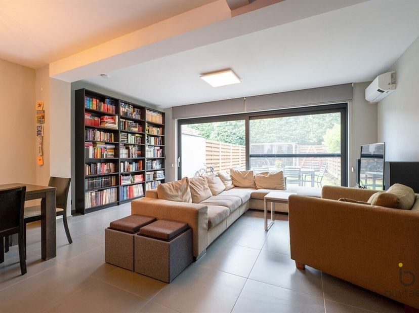 INSTAPKLARE RIJWONING MET DRIE SLAAPKAMERS EN GEZELLIGE TUIN!<br />
Ontdek deze energiezuinige familie woning, niet ver van het centrum en dicht bij d