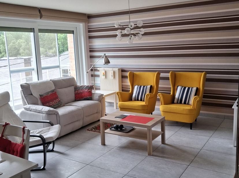 Mooi ruim (gemeubeld) duplex-appartement met open zicht op het bosgebied langs de Dender. Inkomhal met ingebouwde halkast en gastentoilet. Alle schri