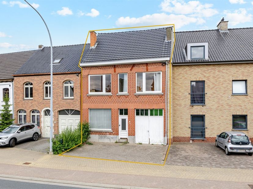 Deze woning biedt een uitstekende kans voor wie op zoek is naar een renovatieproject dat volledig naar eigen smaak kan worden ingericht. Op het gelijk
