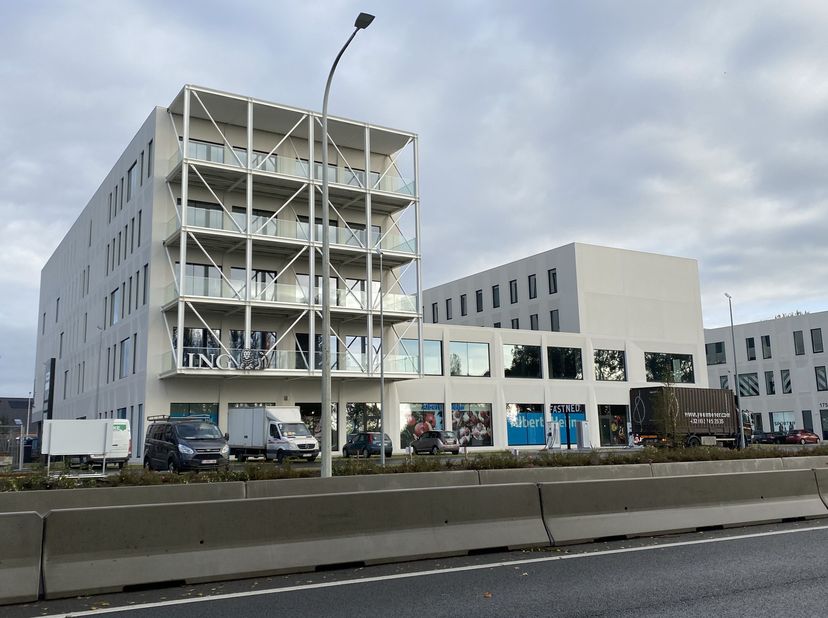 Nieuwbouw kantoorruimte in project R. Plaza te huur op de tweede verdieping met een bruto oppervlakte van ca. 528m². <br />
Maakt deel uit van een gro